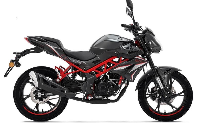 La Benelli BN 125 si rif&agrave; il look per l&#039;estate. Per i sedicenni e non solo