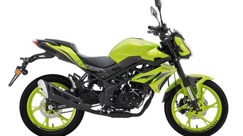 La Benelli BN 125 si rif&agrave; il look per l&#039;estate. Per i sedicenni e non solo