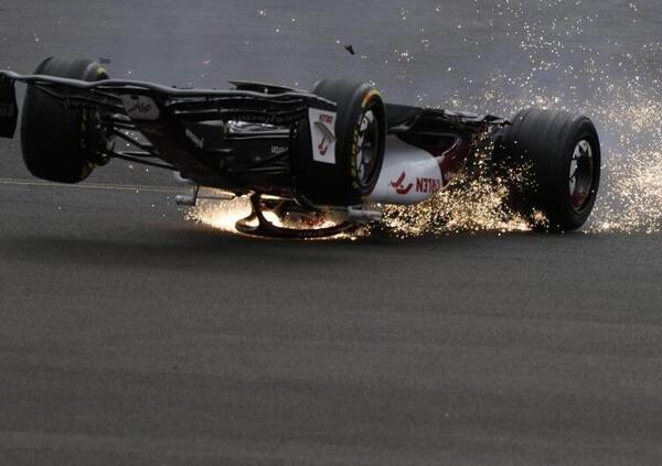 [VIDEO] Il terribile incidente di Zhou Guanyu al via del GP di Silverstone: macchina ribaltata e momenti di paura 