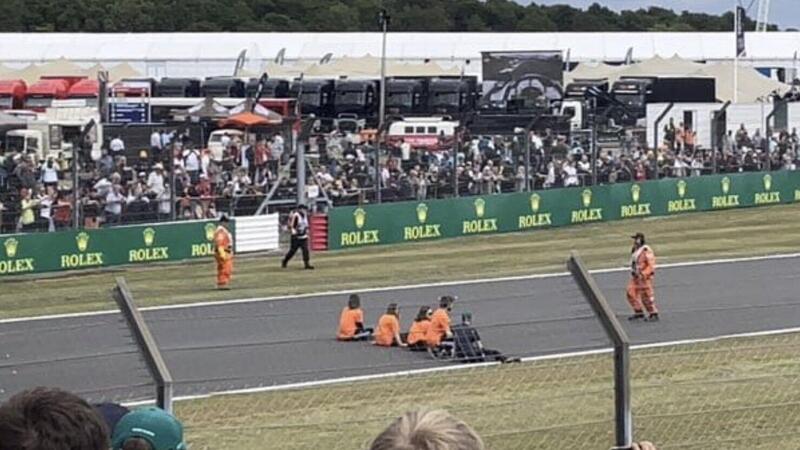 F1, a Silverstone manifestanti in pista. E si &egrave; sfiorata una tragedia