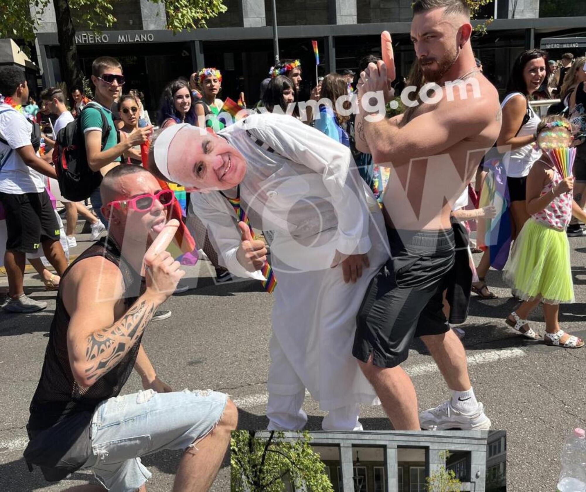 Manifestanti (papali papali) al Milano Pride 2022