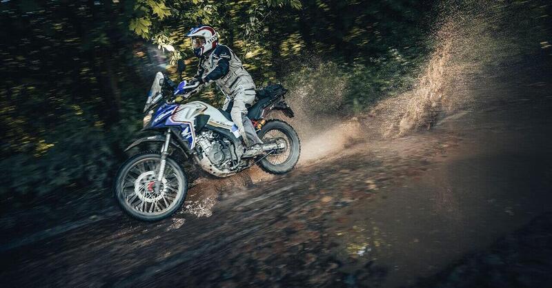 Clamoroso: a 65 anni e con 48 cavalli batte (quasi) tutti alla Gibraltar Race: ecco l&#039;Italiano che non molla mai