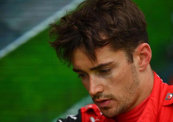 A Leclerc adesso non basta essere il migliore, il mondo del motorsport gli grida in coro: &quot;Devi farti sentire&quot;
