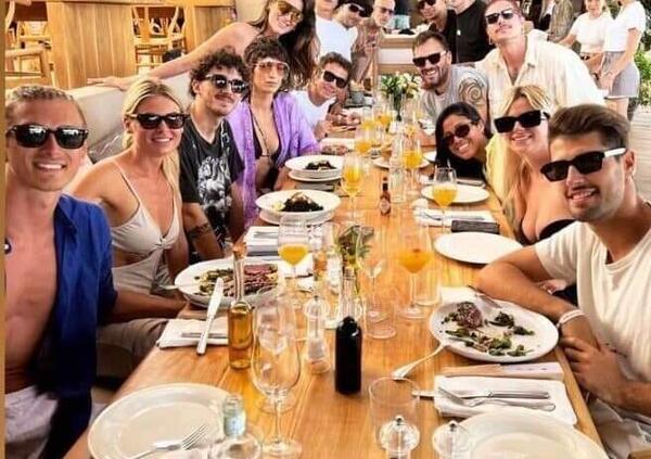 Ecco la foto di Bagnaia a cena con Valentino e non solo prima dell'incidente a Ibiza