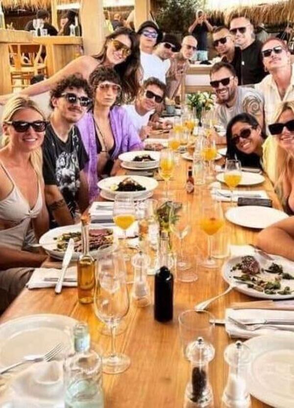 Ecco la foto di Bagnaia a cena con Valentino e non solo prima dell&#039;incidente a Ibiza