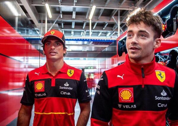 &ldquo;Ferrari divisa, il team non ha voluto fare la foto con Sainz&rdquo;. Arriva la bomba da un interno ma Valsecchi smentisce: tutto quello che sta succedendo