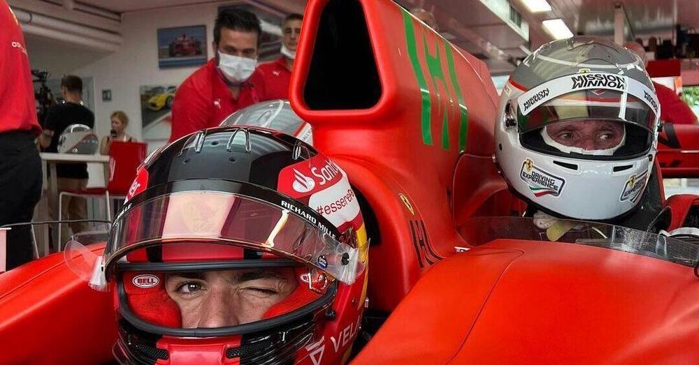 Ferrari e Ducati, l&rsquo;incontro a Fiorano su di una F1 tre posti guidata da Carlos Sainz [VIDEO]