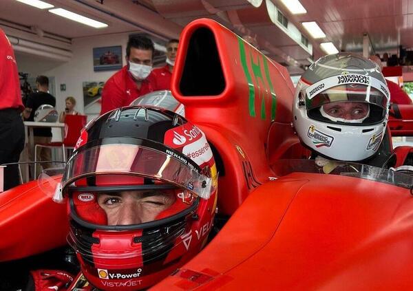 Ferrari e Ducati, l&rsquo;incontro a Fiorano su di una F1 tre posti guidata da Carlos Sainz [VIDEO]
