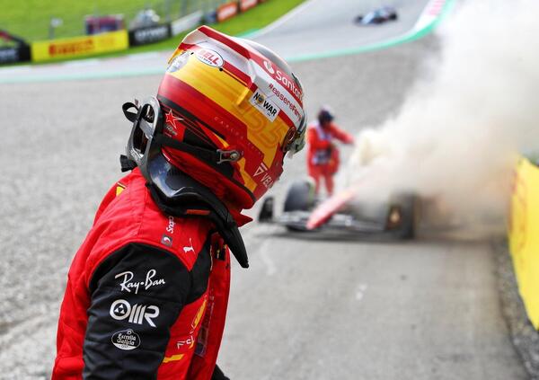 Che paura per Sainz: le immagini spaventose della sua Ferrari a fuoco al Red Bull Ring