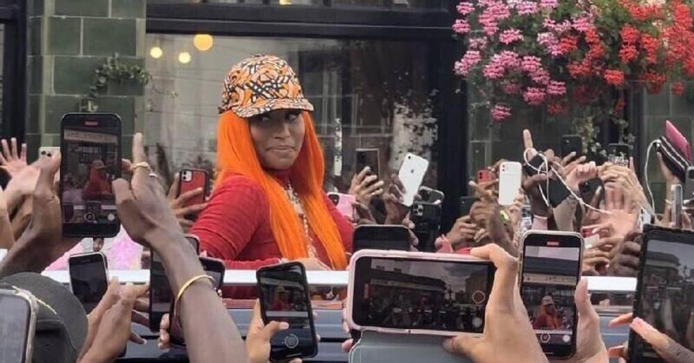 L&rsquo;apparizione di Nicki Minaj genera il caos: intrappolata in auto dai fan e si rischia la tragedia [VIDEO]