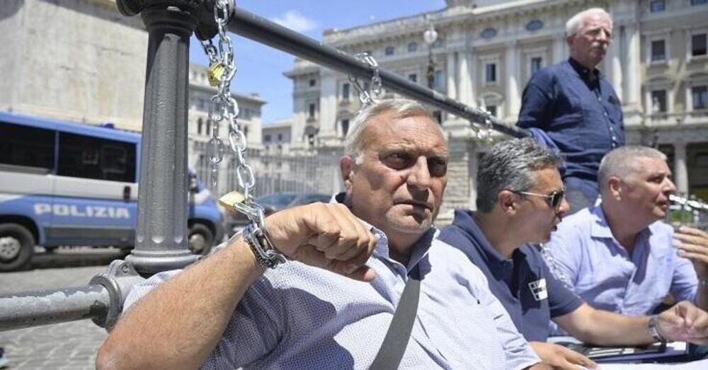 A Roma i tassisti si incatenano per protesta: i motivi di chi &egrave; sceso in piazza e non intende mollare