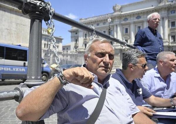 A Roma i tassisti si incatenano per protesta: i motivi di chi &egrave; sceso in piazza e non intende mollare