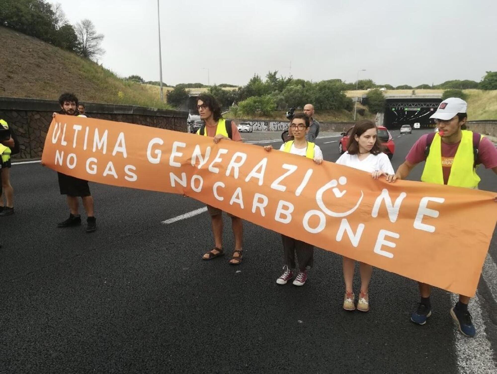 20220715 085241591 6605Gli attivisti di Ultima Generazione bloccano il Grande Raccordo Anulare di Roma