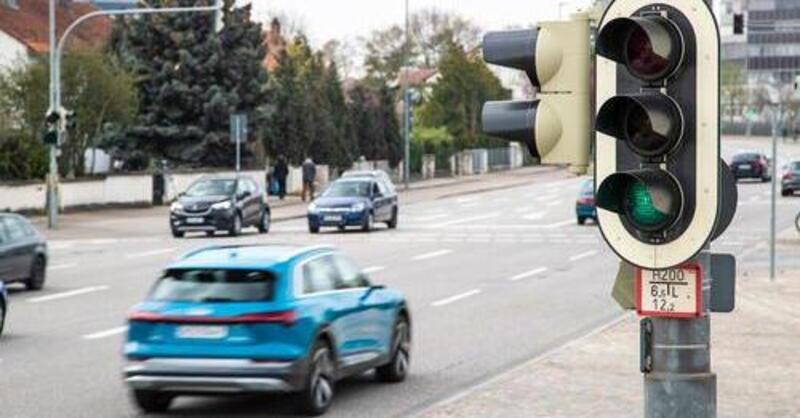 Guidi un SUV? In Germania multa raddoppiata se passi con il rosso