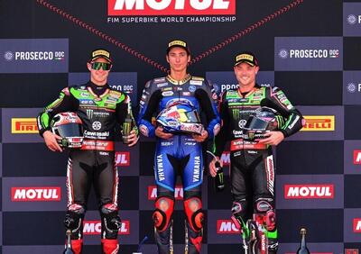 SBK 2022 a Donington. Razgatlioglu vince a sorpresa. Bautista cade