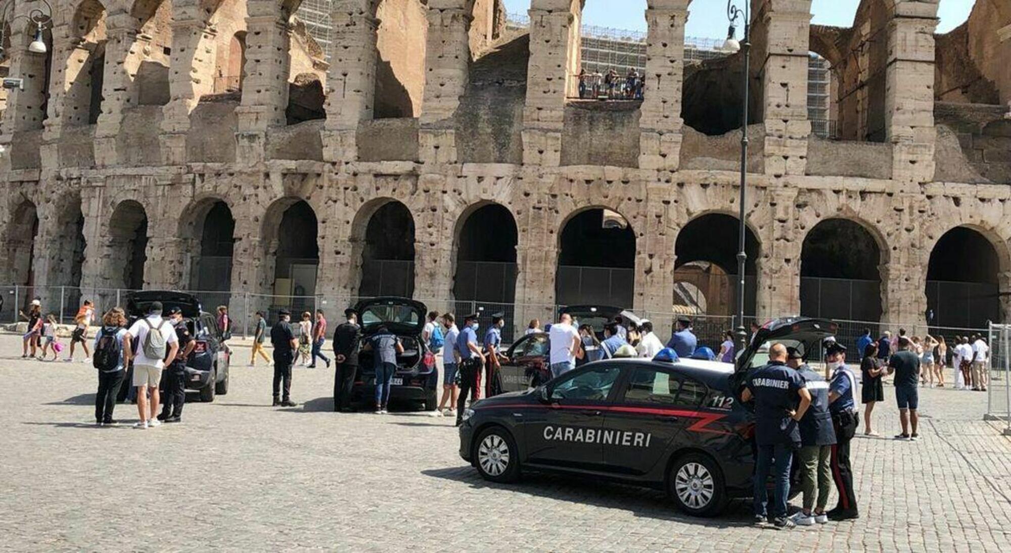 Intervento dei carabinieri contro i bagarini al Colosseo