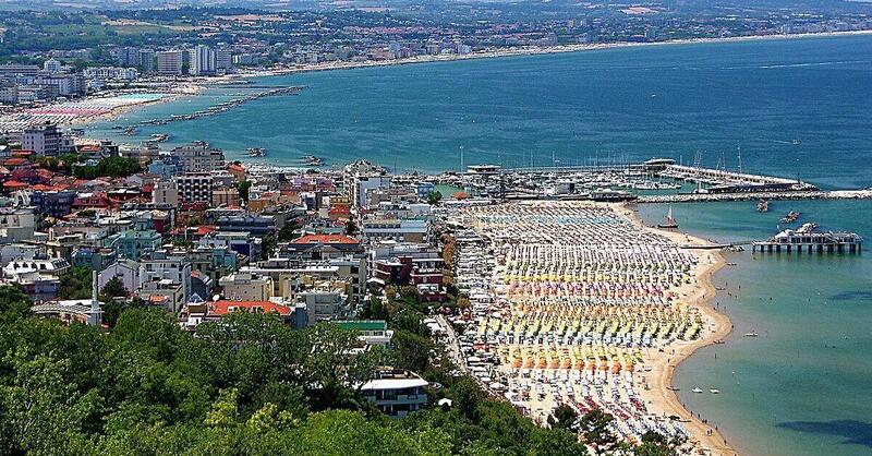 Bagnino nei guai! Fuga contromano tra la folla a Gabicce