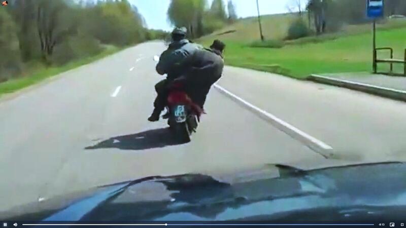 Un colpo di clacson e l&#039;equilibrio in moto va a farsi benedire [VIDEO VIRALE]