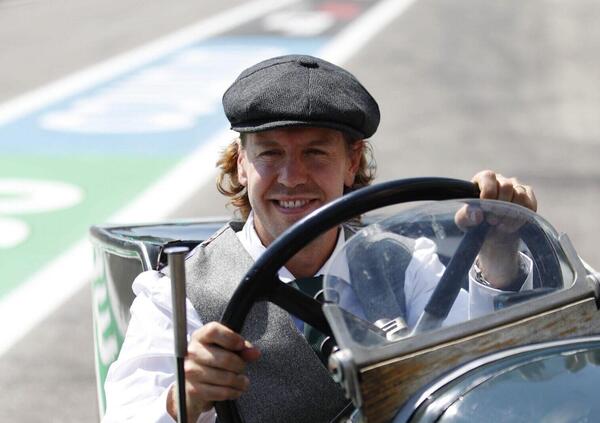 [VIDEO] Sebastian Vettel in versione Peaky Blinders alla guida di un&rsquo;auto di 100 anni fa &egrave; la cosa pi&ugrave; bella che vedrete oggi 