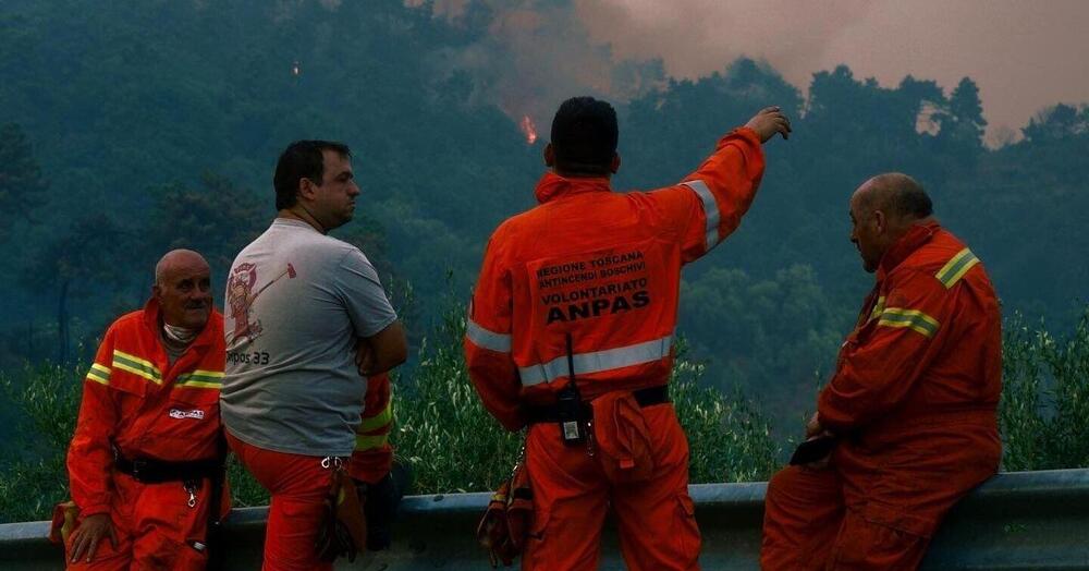 Tra le fiamme che devastano l&#039;Italia. Il reportage esclusivo di MOW [VIDEO]