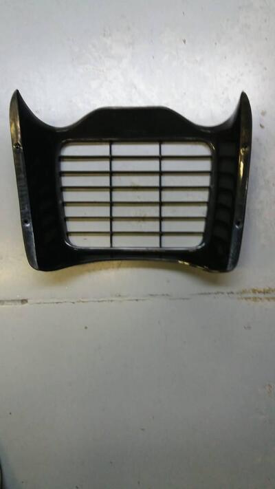 GRIGLIA RADIATORE PER APRILIA. CODICE AP8230130