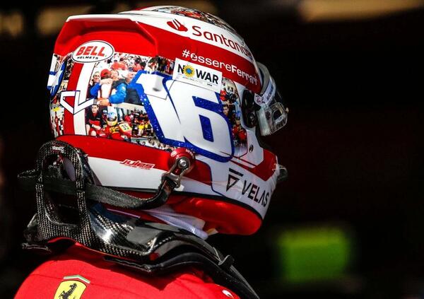Il casco di Charles Leclerc, la pole position e una lezione per noi: &quot;Sei tutti quelli che ti hanno portato qui&quot;