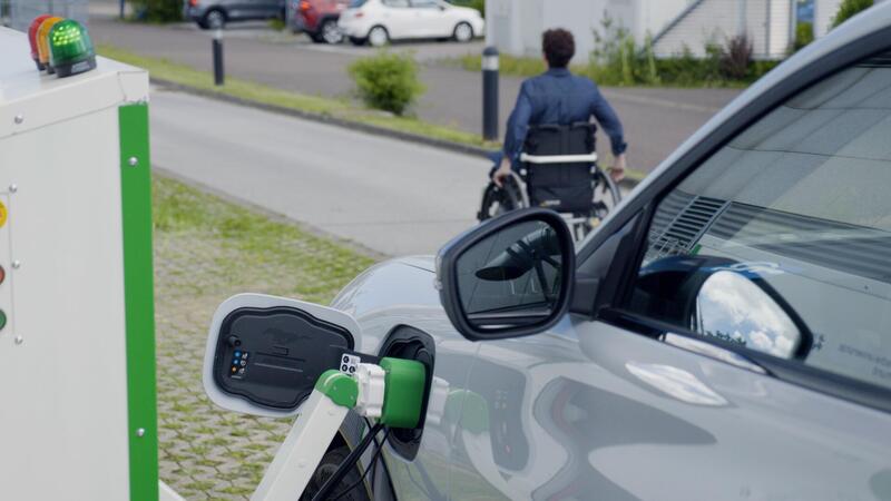 Ford: stazione di ricarica per utenti disabili