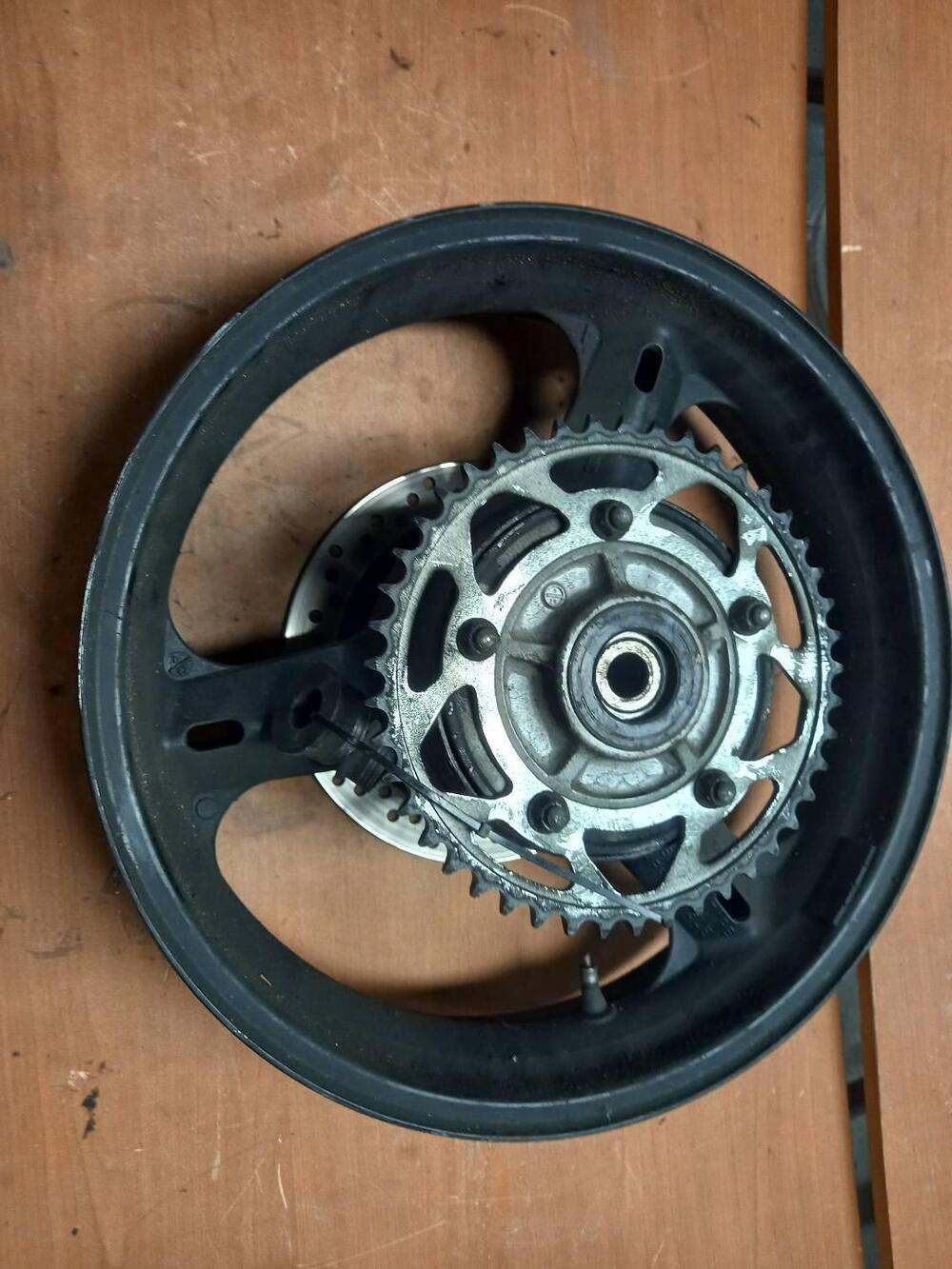 CERCHIO POSTERIORE CON DISCHI + CORONA SUZUKI V-ST (2)