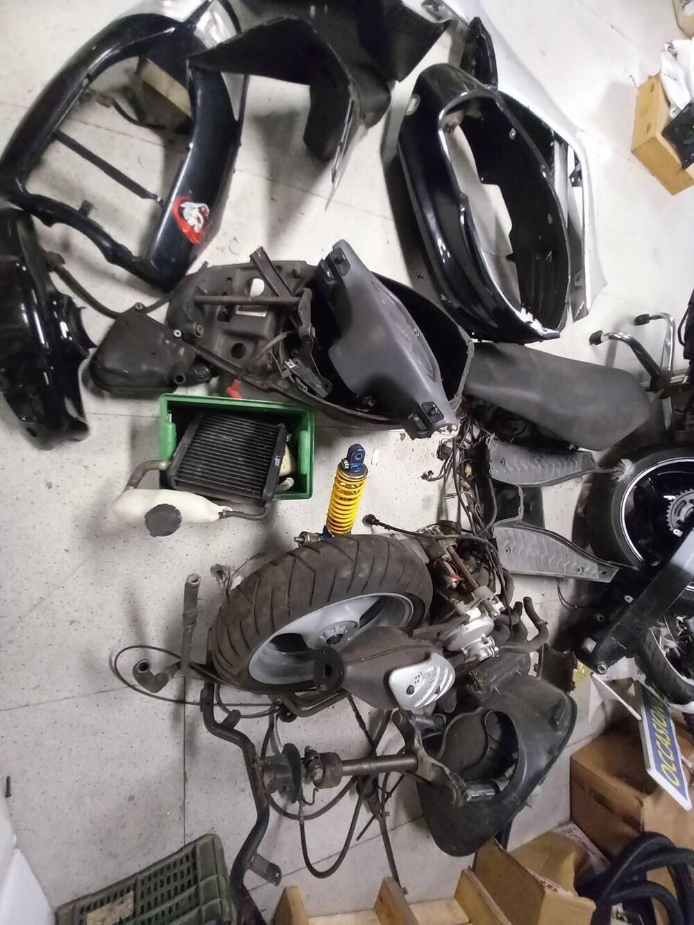 SI VENDE TUTTO INSIEME A BLOCCO - APRILIA SR 50 (13)