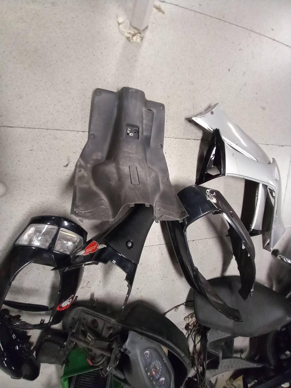 SI VENDE TUTTO INSIEME A BLOCCO - APRILIA SR 50 (15)