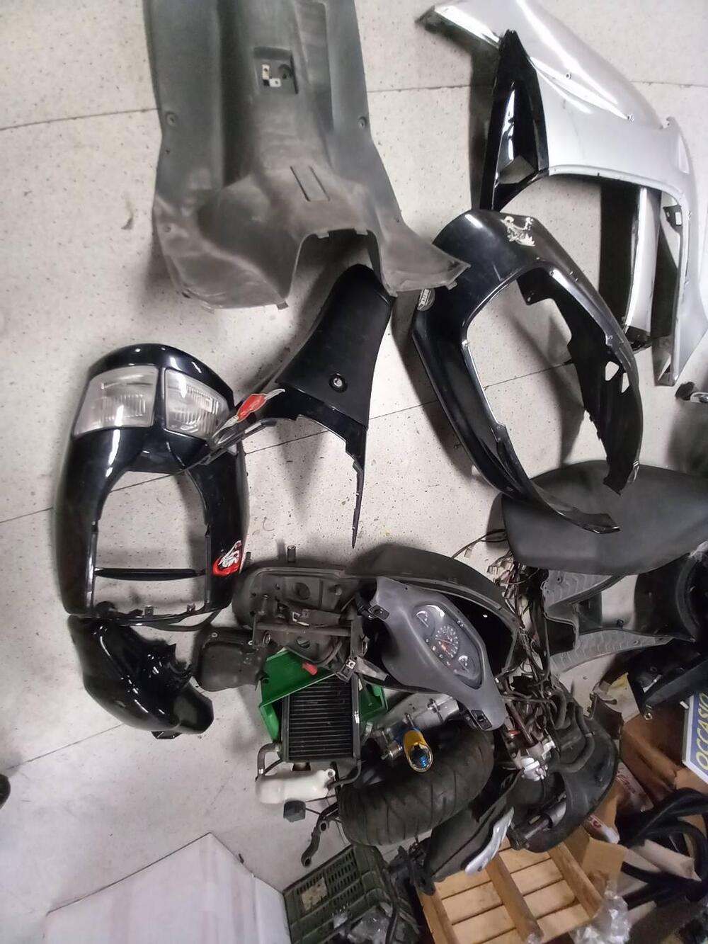 SI VENDE TUTTO INSIEME A BLOCCO - APRILIA SR 50 (16)