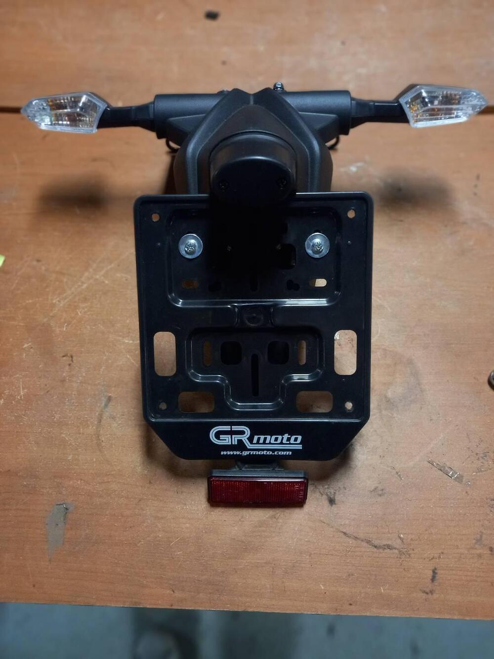 PORTA TARGA CON FRECCE KAWASAKI Z-750 R ,