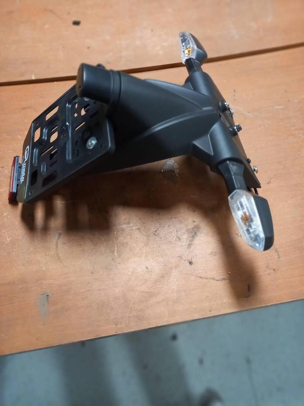 PORTA TARGA CON FRECCE KAWASAKI Z-750 R , (2)