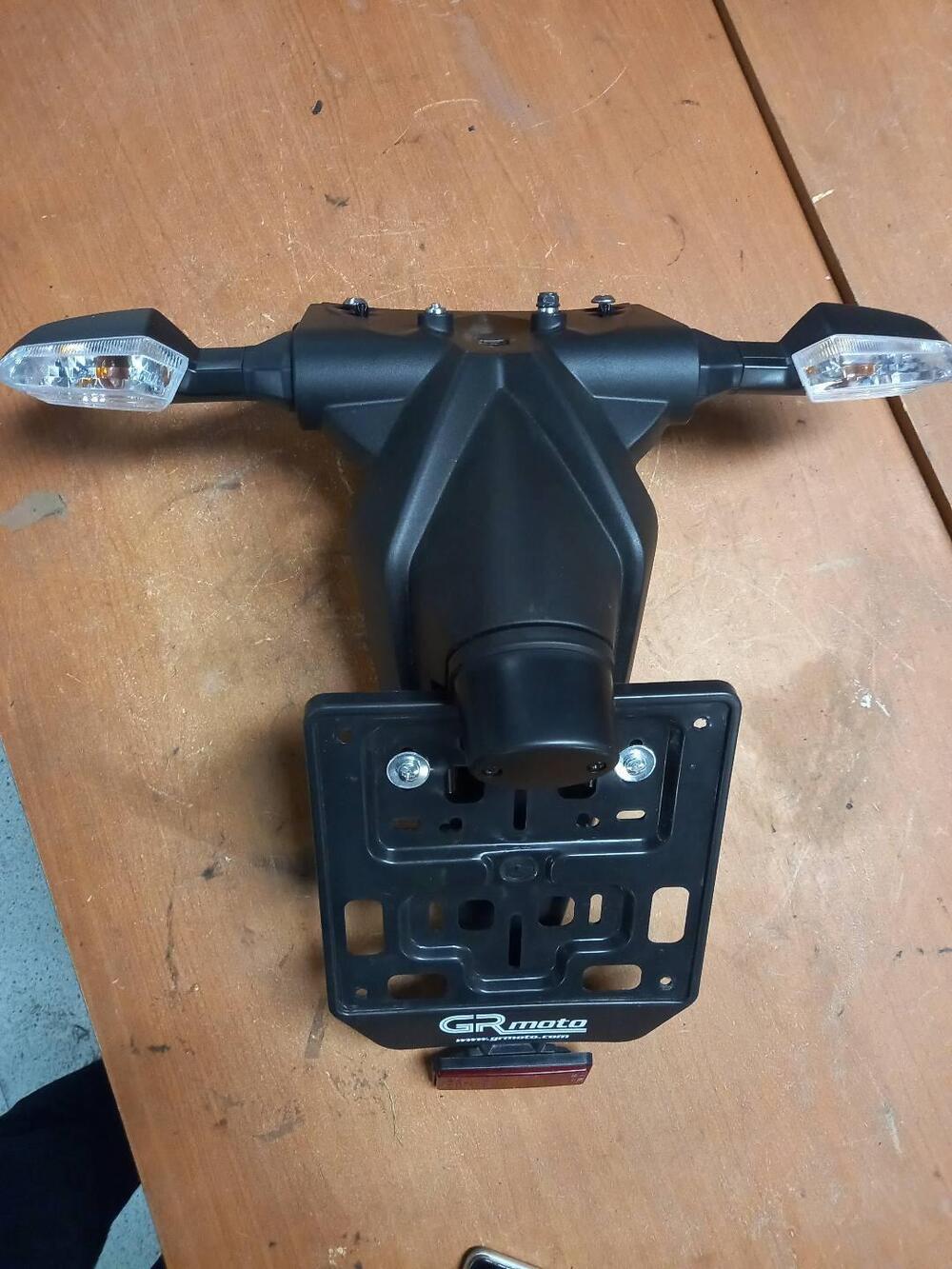 PORTA TARGA CON FRECCE KAWASAKI Z-750 R , (5)