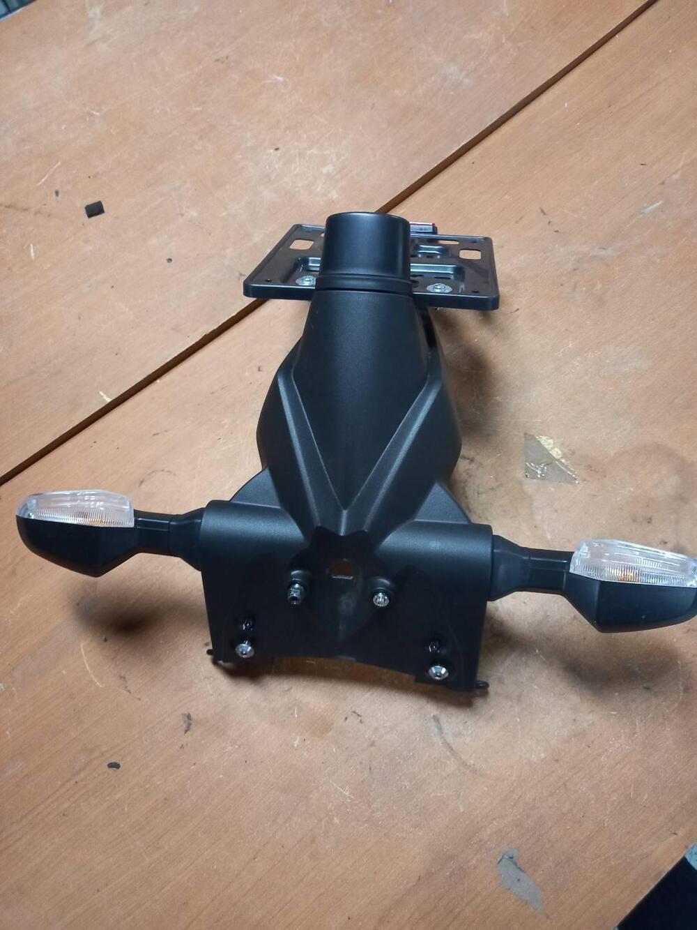 PORTA TARGA CON FRECCE KAWASAKI Z-750 R , (6)