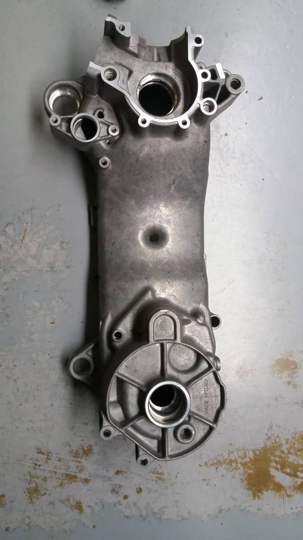 CARTER MOTORE PER SCOOTER APRILIA CODICE AP82066 (2)