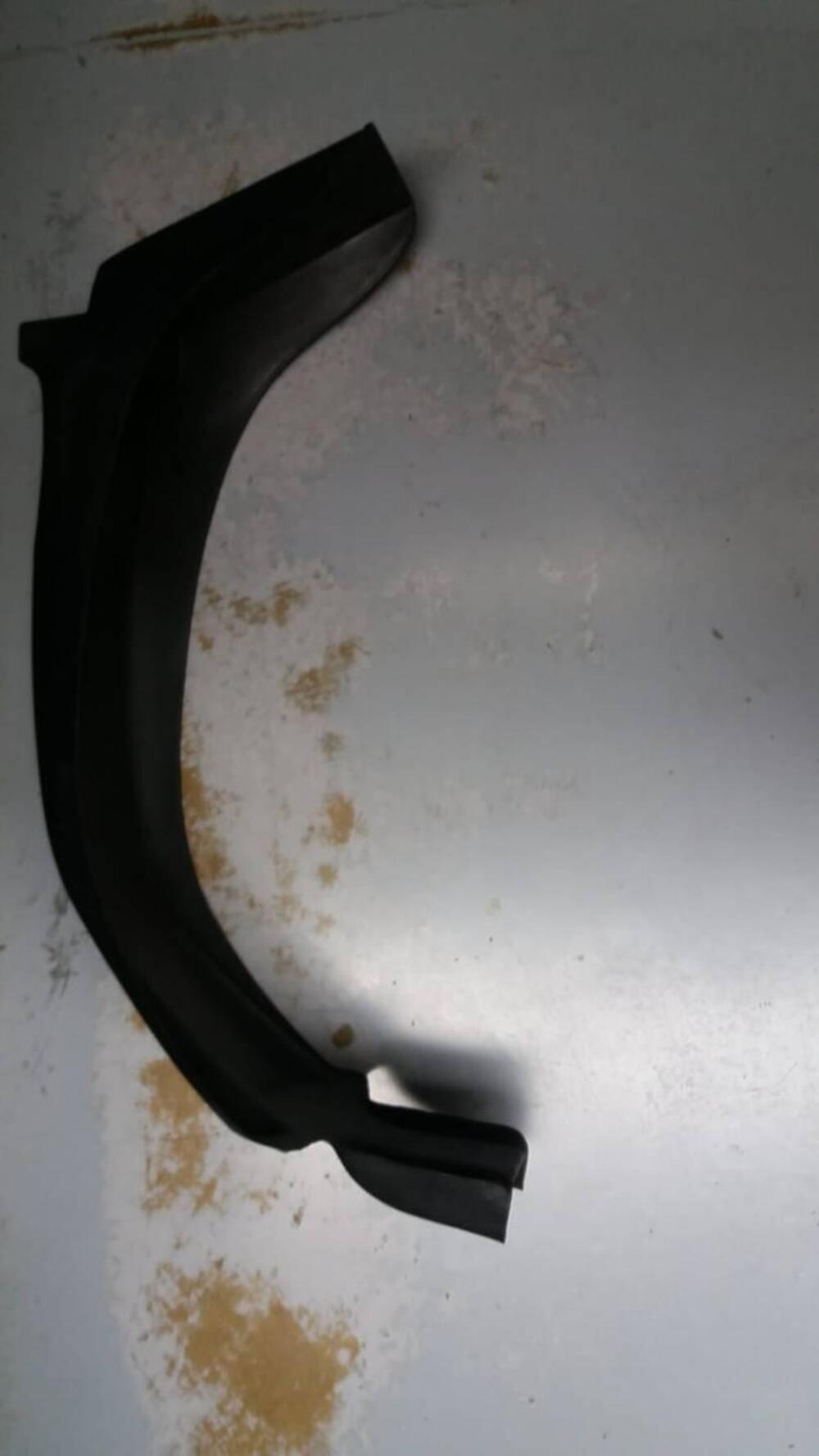 PARAFANGO POSTERIORE USATO PER APRILIA. CODICE AP8 (2)