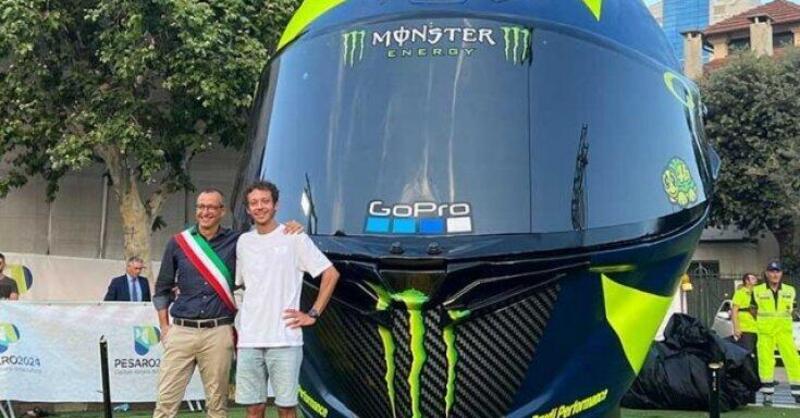 Svelato il nuovo casco di Valentino Rossi. Pesa 400 kg