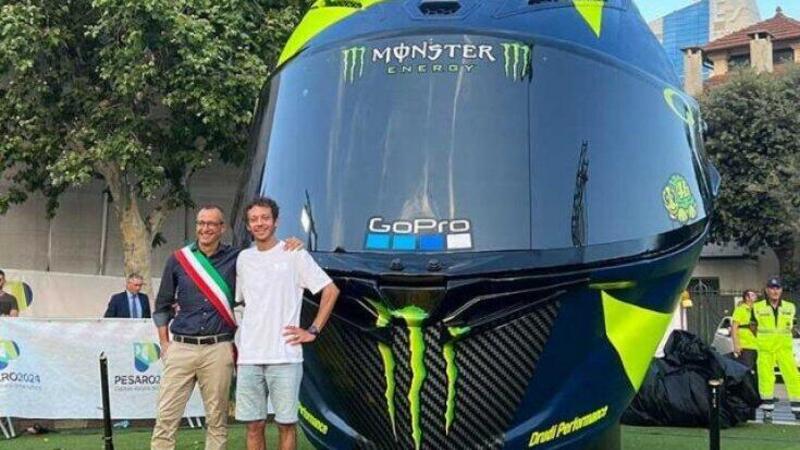 Svelato il nuovo casco di Valentino Rossi. Pesa 400 kg