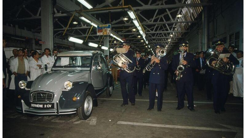 Ricorrenze auto care a Stellantis: l&rsquo;incredibile giovinezza 2CV [prodotta fino a 27/7/90]