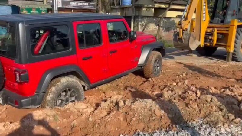 Anche le Jeep Wrangler ogni tanto si arrendono: salvata da una ruspa [VIDEO] 