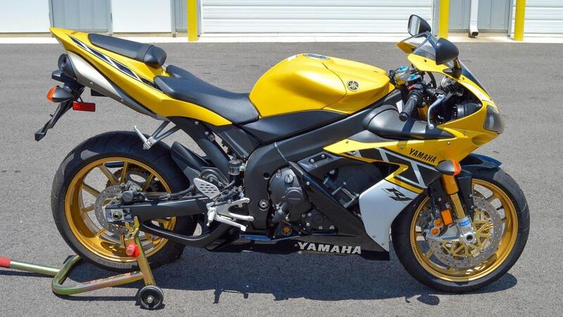 La Yamaha R1 firmata da Wayne Rainey all&#039;asta, ecco a quanto ammonta l&#039;ultima offerta!