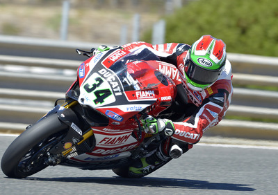 Giugliano chiude in testa le prove SBK a Magny Cours