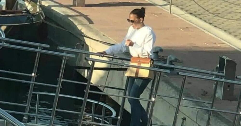 Jennifer Lopez a Marina di Stabia. Pi&ugrave; dell&#039;assenza di Ben Affleck colpisce la borsetta (super costosa)