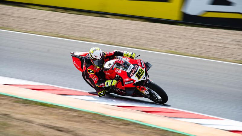 SBK 2022. GP della Repubblica Ceca, Alvaro Bautista vince una spettacolare Gara1 a Most