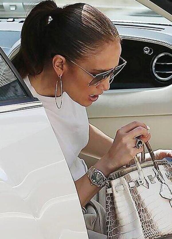 Jennifer Lopez a Marina di Stabia. Pi&ugrave; dell&#039;assenza di Ben Affleck colpisce la borsetta (super costosa)