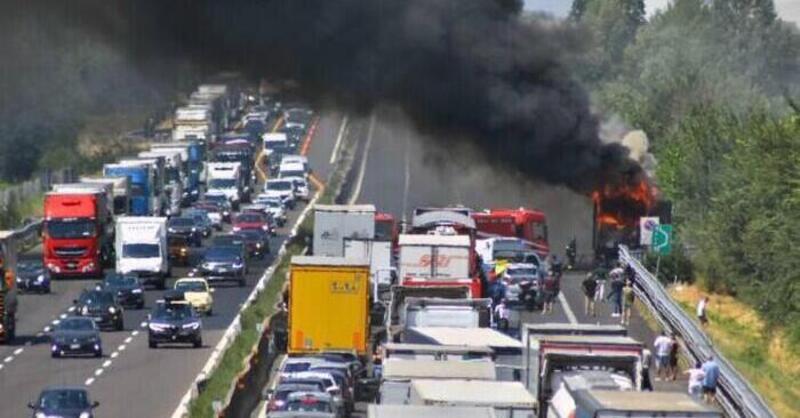 In coda in autostrada a Modena giocano a pallone: tre cittadini svizzeri feriti 