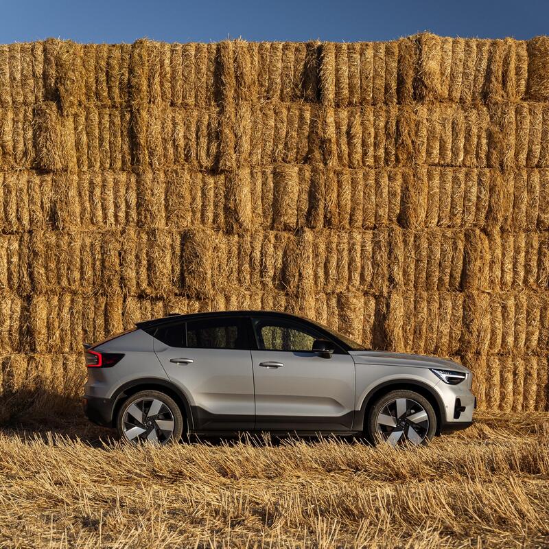 Una Volvo C40 e delle balle di fieno