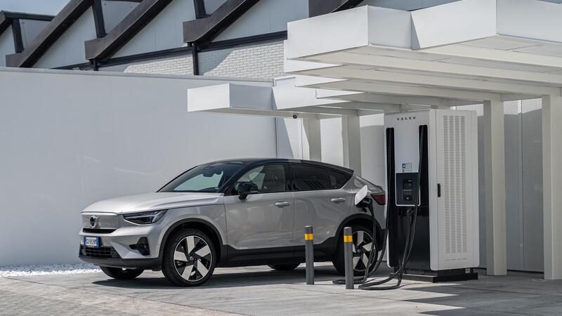 La stazione di ricarica super &quot;pettine&quot; Volvo Powerstop di Bologna