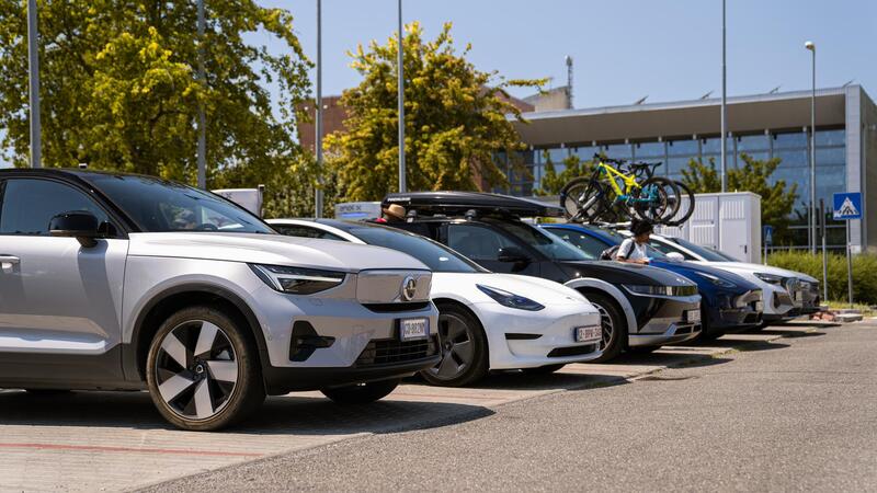 La stazione di ricarica Ionity a Carpi, con gli stalli tutti occupati da elettriche in carica